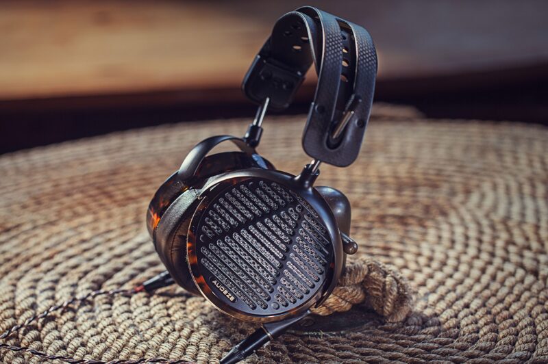 Audeze’s New LCD-5 Flagship Headphones Are Elegant And Full Of Mind-Blowing Technology!
